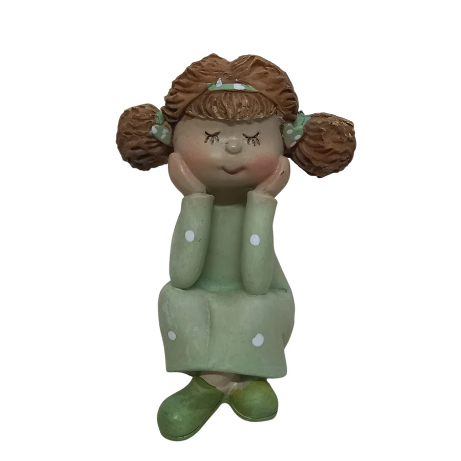 Kislány figura ülő 